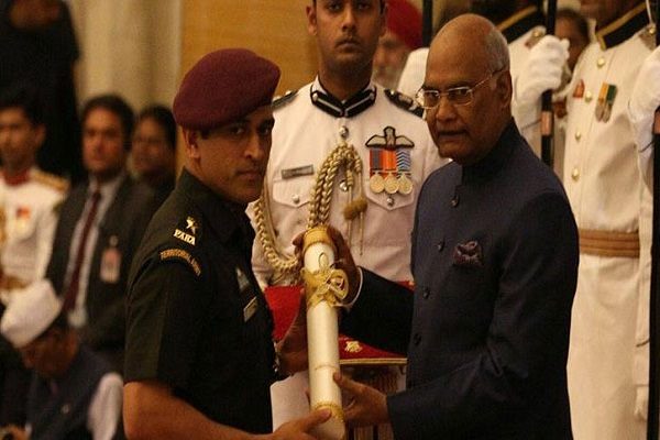MS Dhoni receives the award from India President Ramnath Kovind
