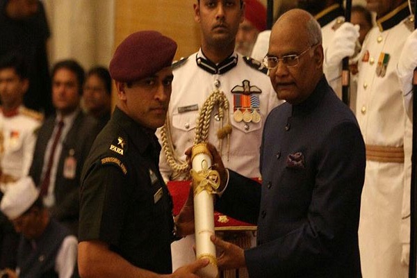 MS Dhoni receives the award from India President Ramnath Kovind