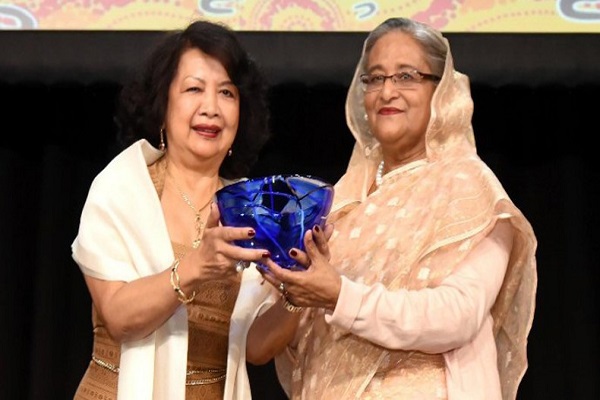 PM receives Global Women's Leadership Award