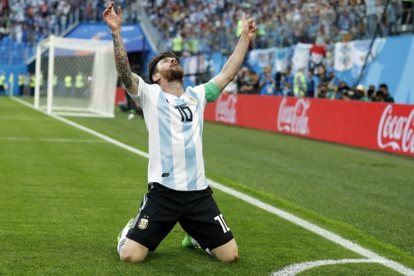 Argentina beat Nigeria 2-1 to reach round of 16
